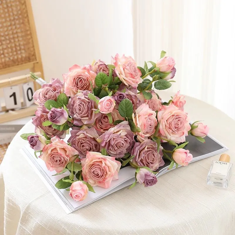 Lebensechtes Blumenstrauß-Arrangement