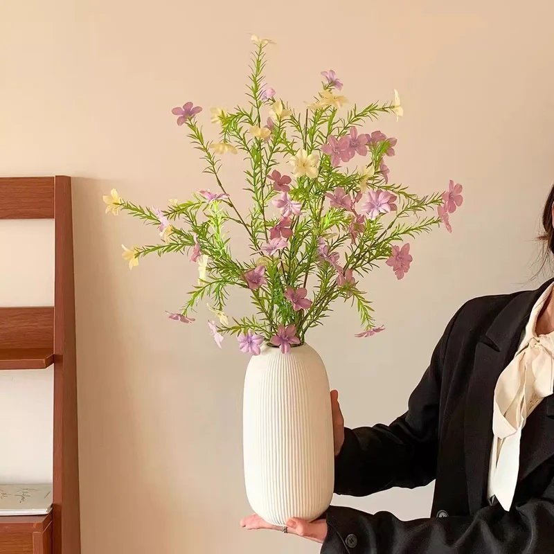 Lebensechte Blumenarrangement mit eleganter Vase
