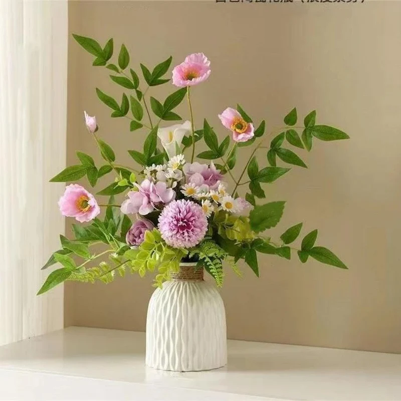 Lebensechte Blumenarrangement mit dekorativer Vase