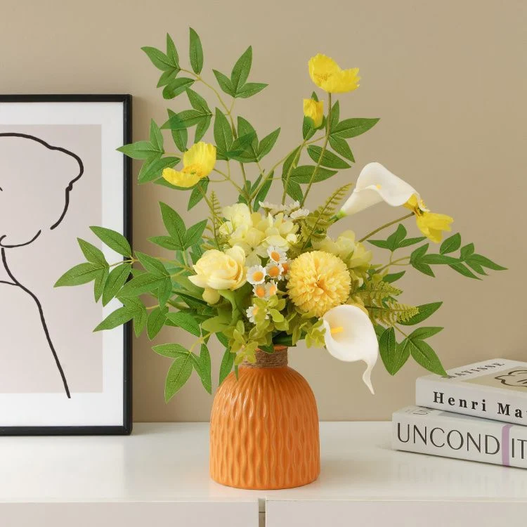 Lebensechte Blumenarrangement mit dekorativer Vase