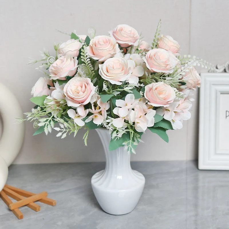 Lebensechte Blumenarrangement in modernem Vase