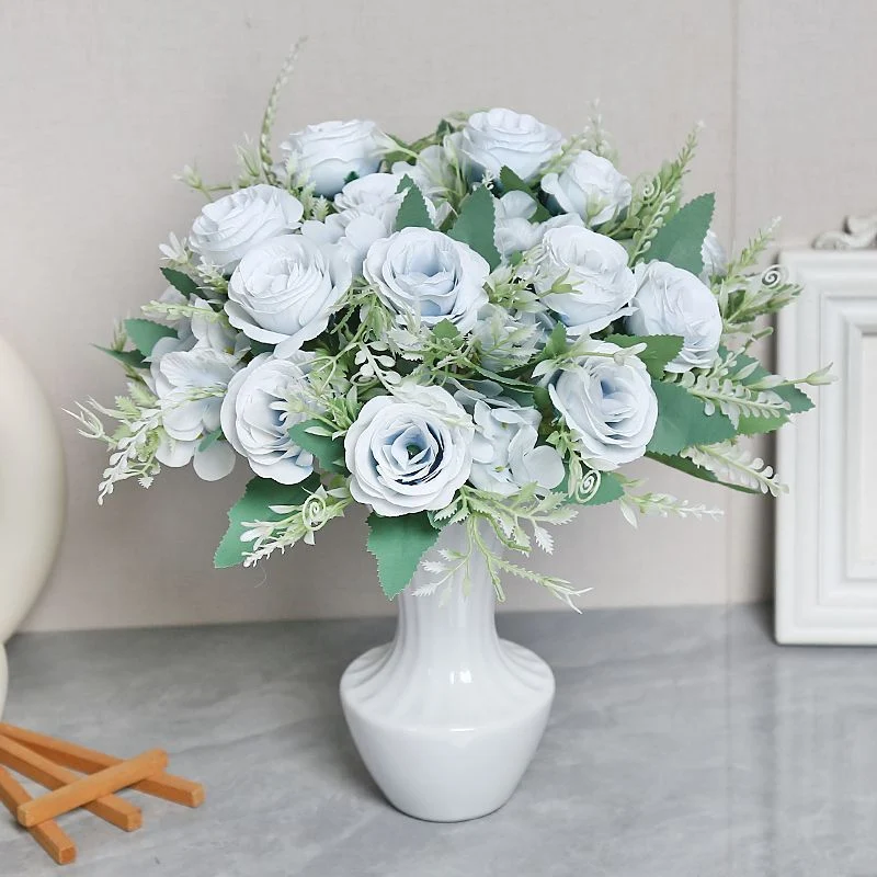 Lebensechte Blumenarrangement in modernem Vase