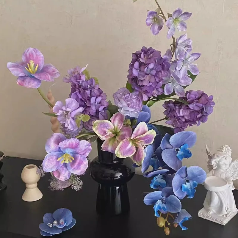 Lebensechtes Blumenarrangement in eleganter Vase
