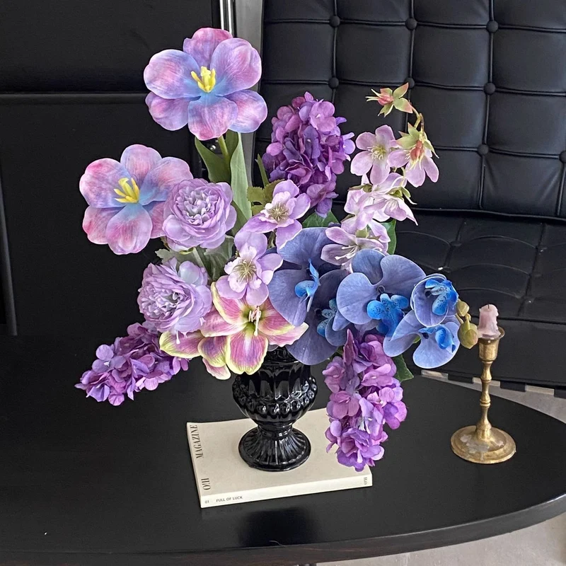 Lebensechtes Blumenarrangement in eleganter Vase