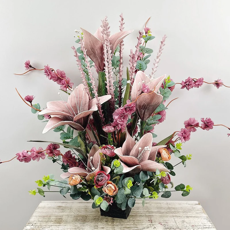 Lebensechte Blumenarrangement in dekorativer Keramikvase
