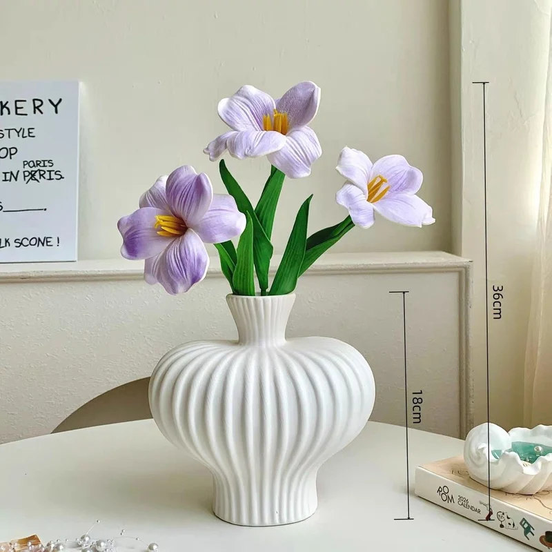 Lebensechte dekorative Blumenarrangement