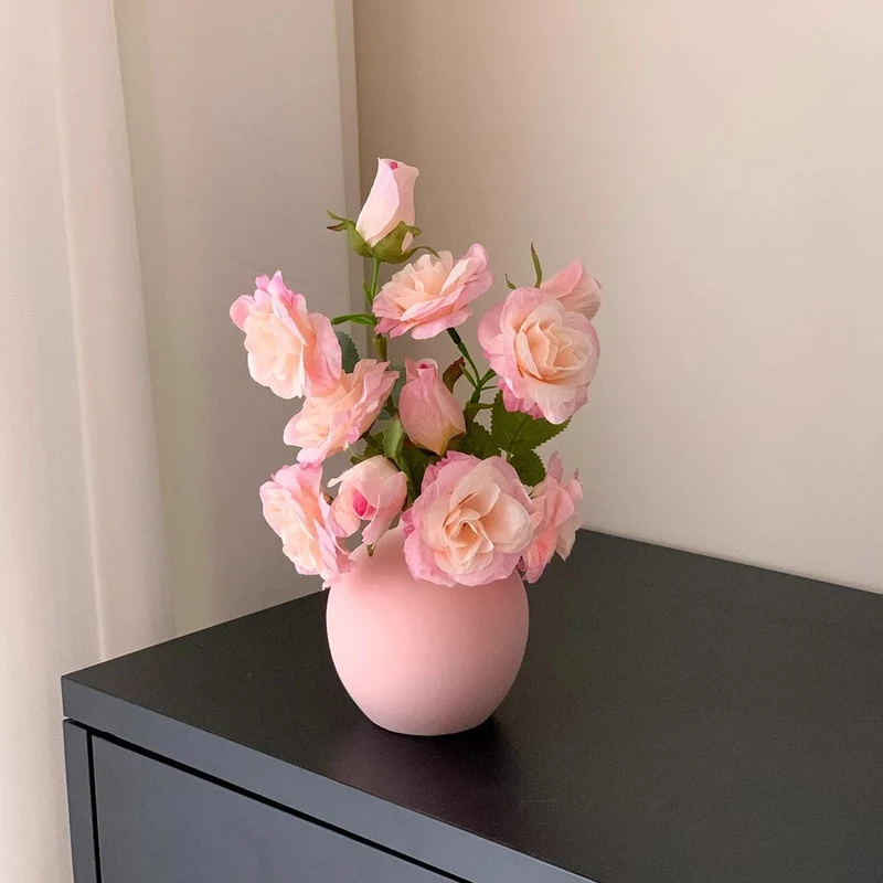 Lebensechte dekorative Blumengesteck