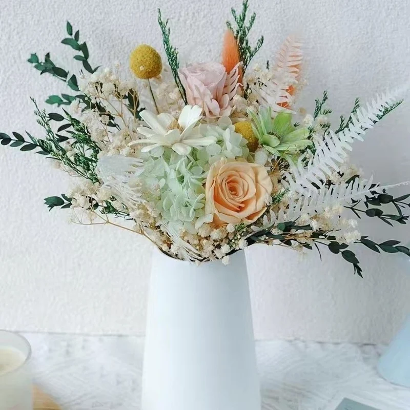 Lebensechte botanische Blumenanordnung