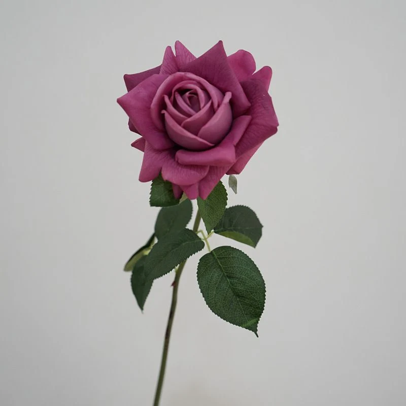Lebensechter künstlicher Rosenstiel mit grünem Laub