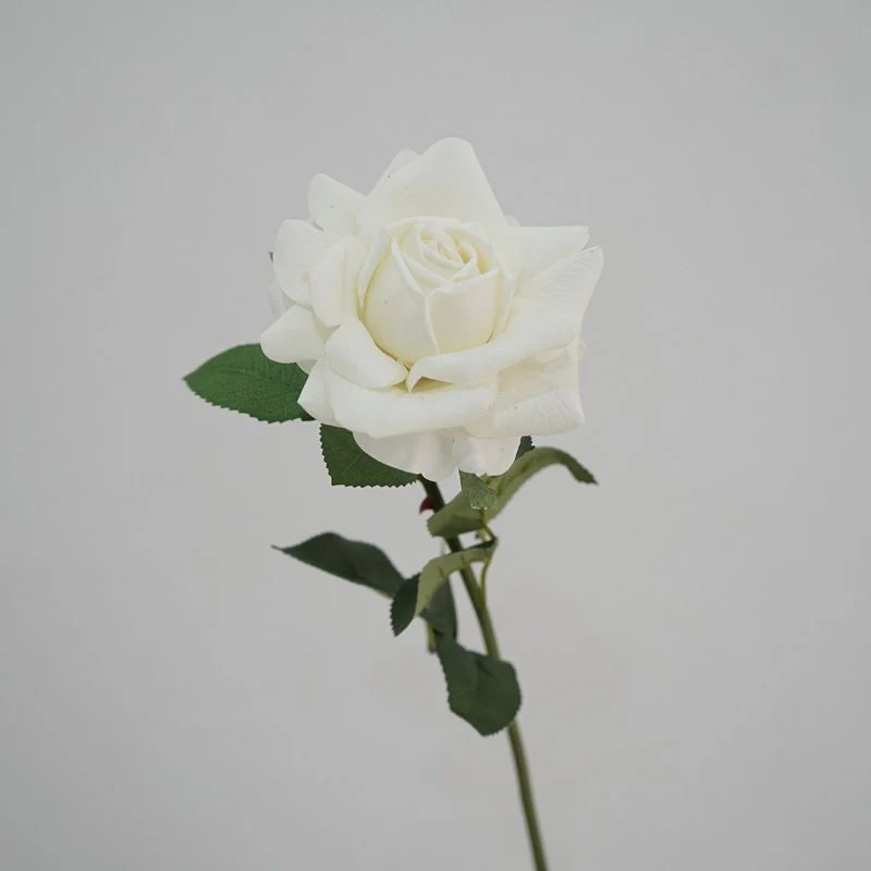 Lebensechter künstlicher Rosenstiel mit grünem Laub