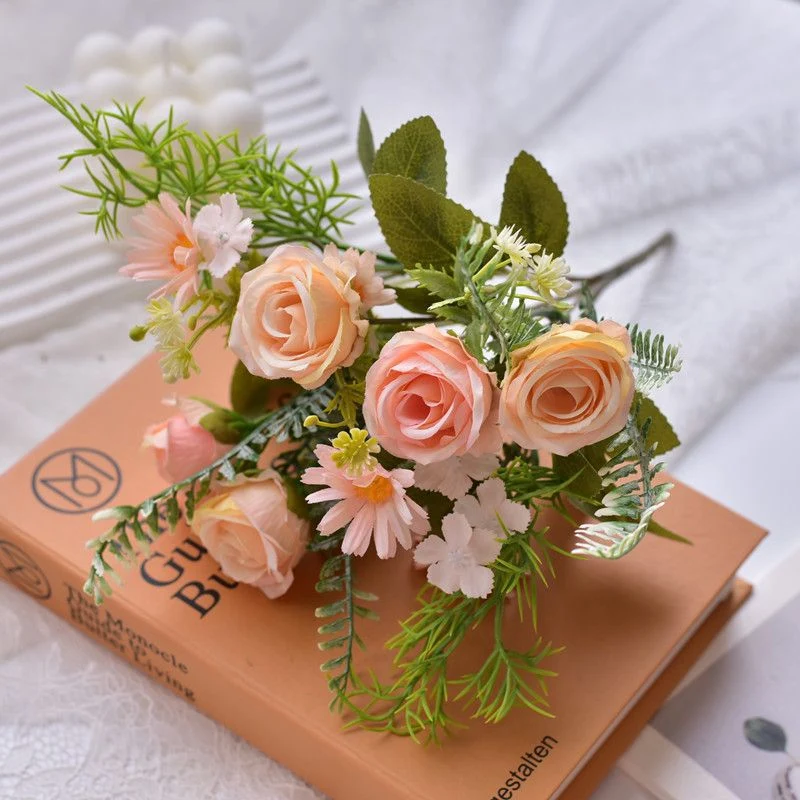 Lebensechter künstlicher Blumenstrauß mit Farnakzenten