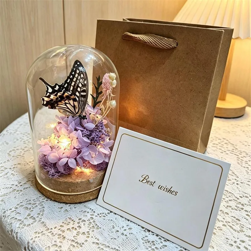 Glas Terrarium mit konservierten Blumen und Schmetterling