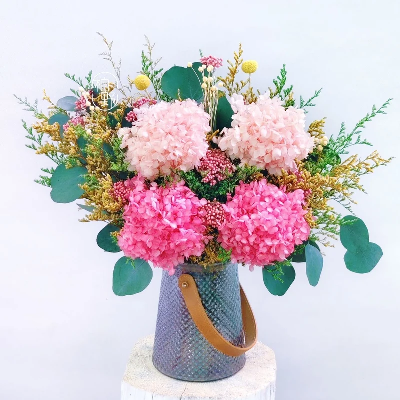 Dekorative Blumen-Centerpiece-Anordnung für besondere Anlässe