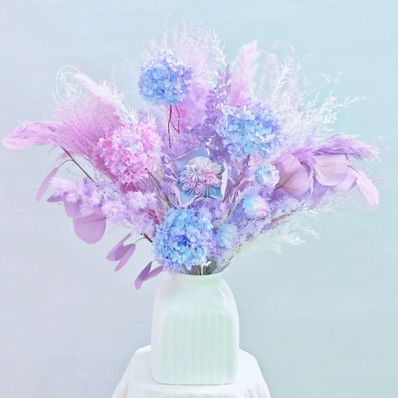 Dekorative Blumen-Centerpiece-Anordnung für besondere Anlässe