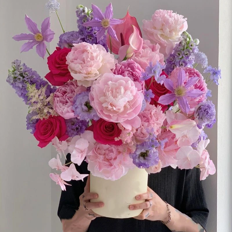 Dekorative Blumenarrangement mit stilvoller Vase