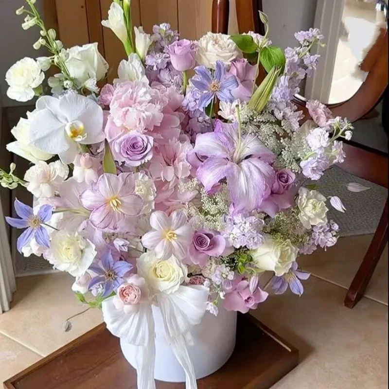 Dekorative Blumenarrangement mit stilvoller Vase