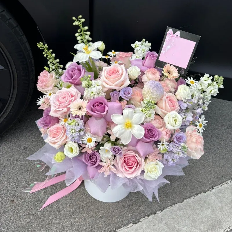 Dekorative Blumenarrangement mit stilvoller Vase