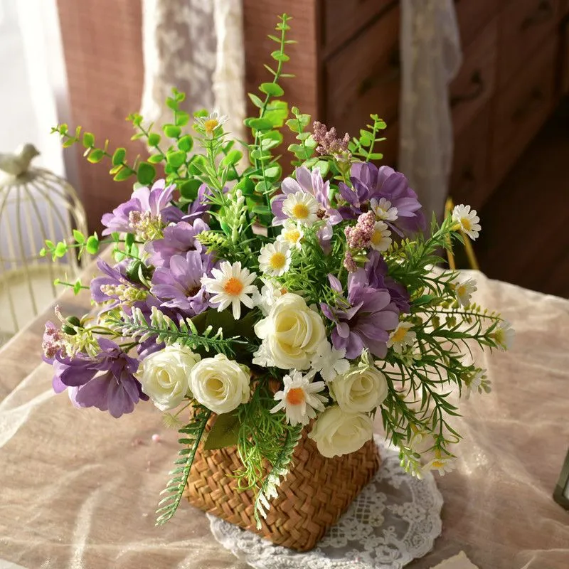 Elegante synthetische Blumenarrangement in geflochtenem Korb