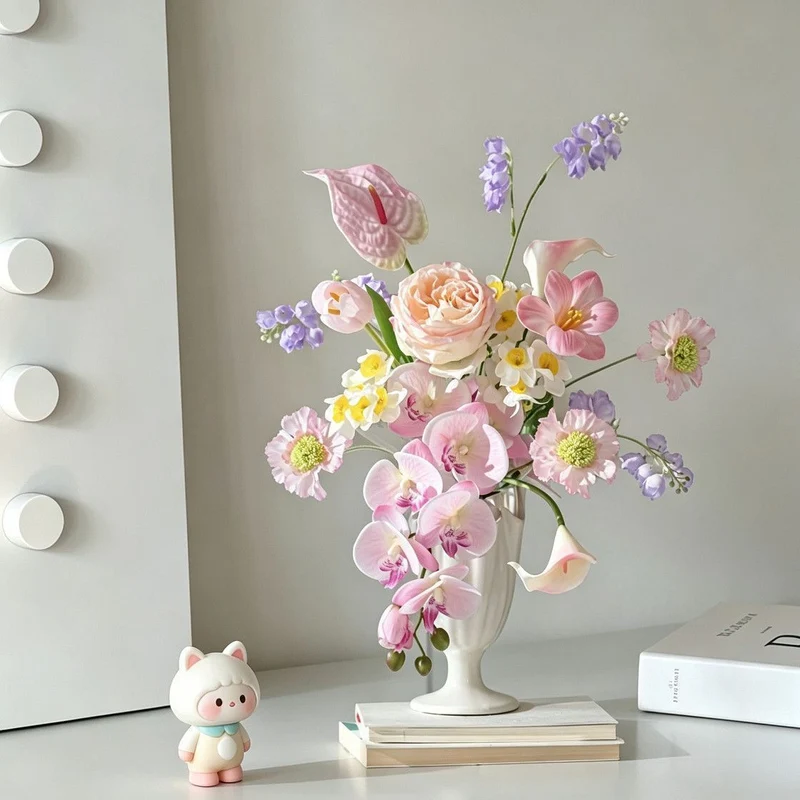 Elegante lebensechte Blumenarrangement für die Wohnkultur
