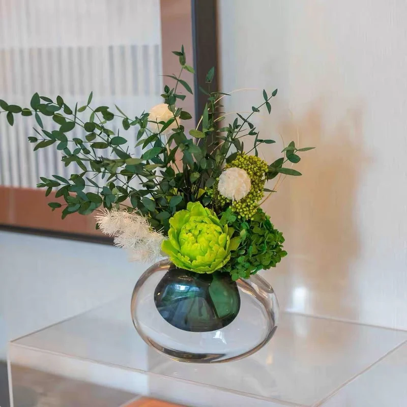 Elegante Innenblumenarrangement für moderne Innenräume