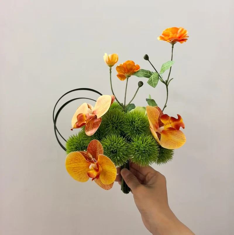 Lebendige florale Tischdekoration