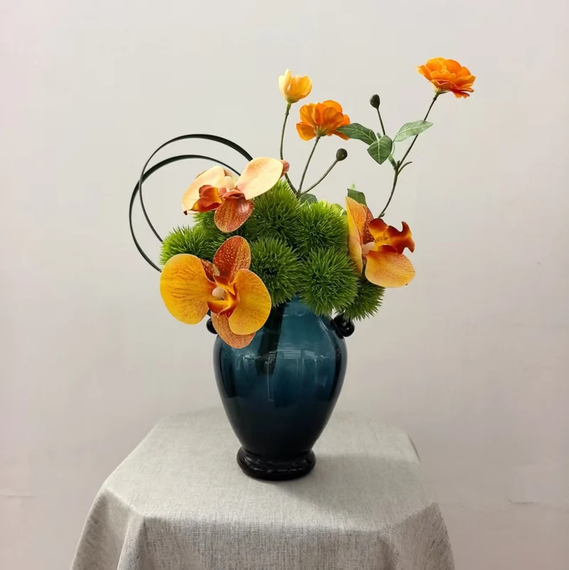 Lebendige florale Tischdekoration