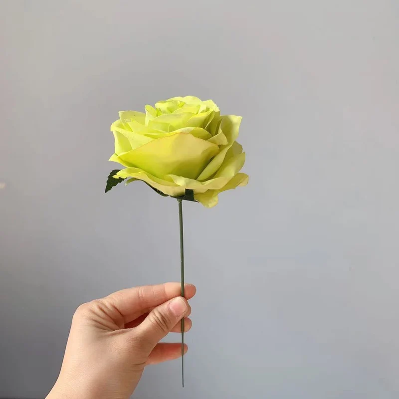 Realistische Seidenrosenstiel