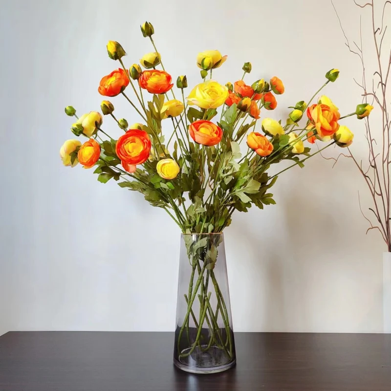 Realistische Ranunkulus Blumengesteck