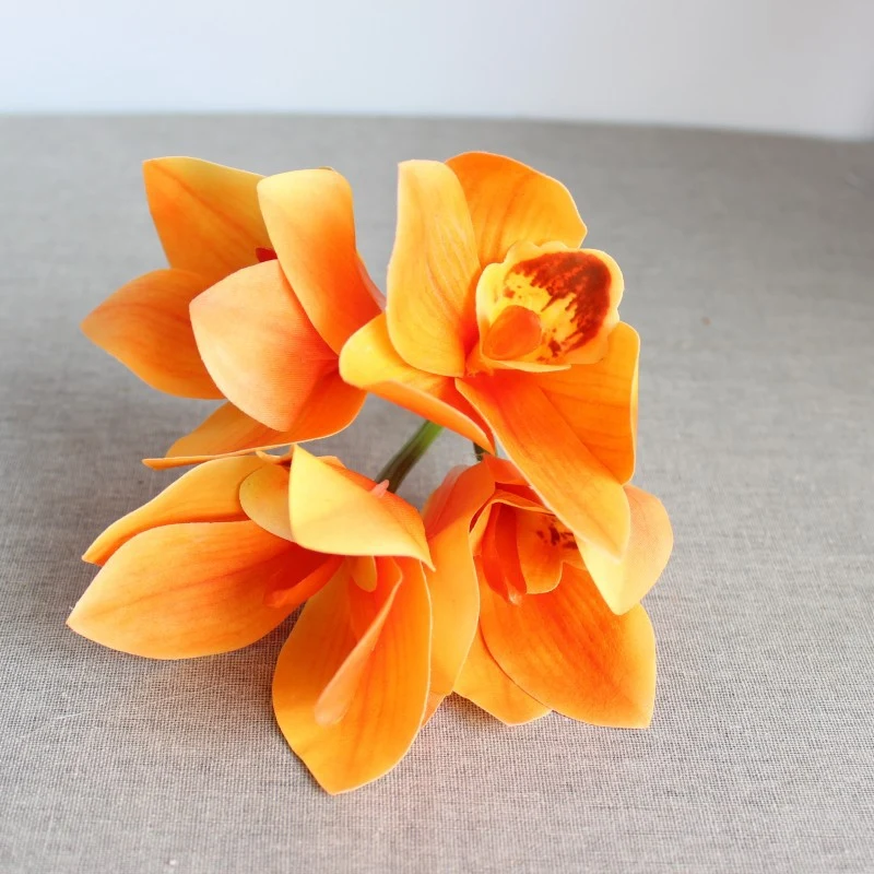 Realistischer Orchideenblumenstrauß