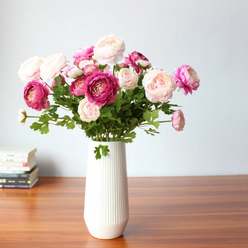 Realistische Blumenarrangement