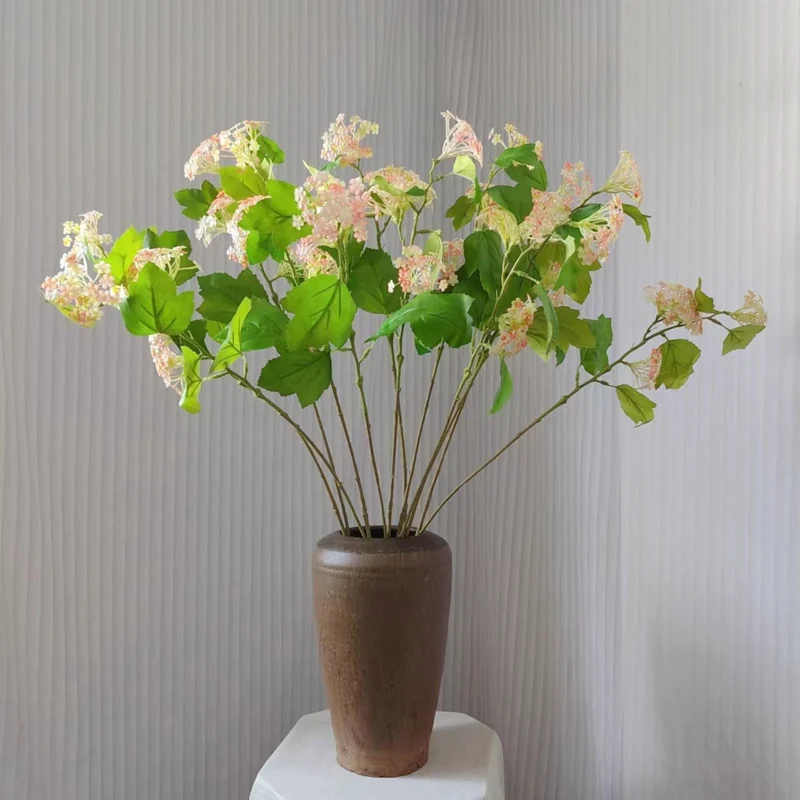 Realistische dekorative Blumenstängel