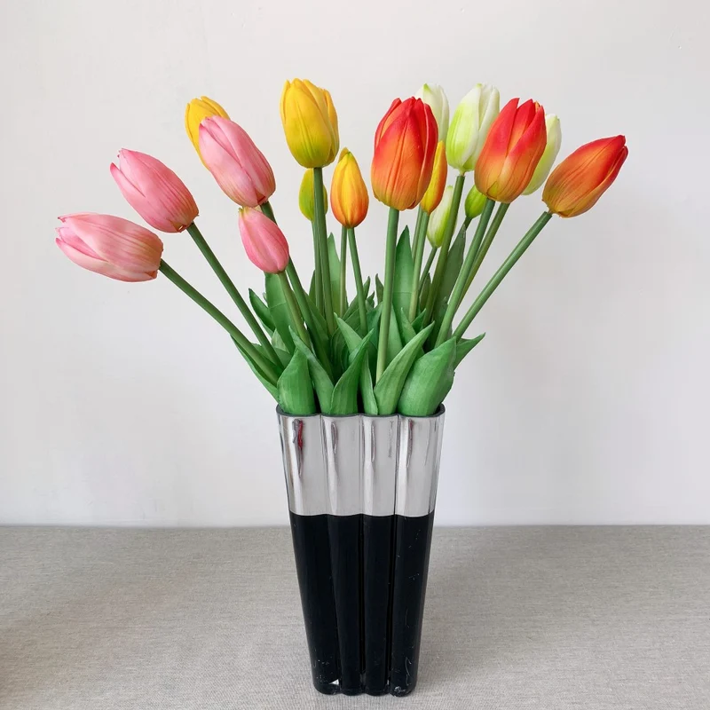 Lebensechte Tulpenblumenarrangement