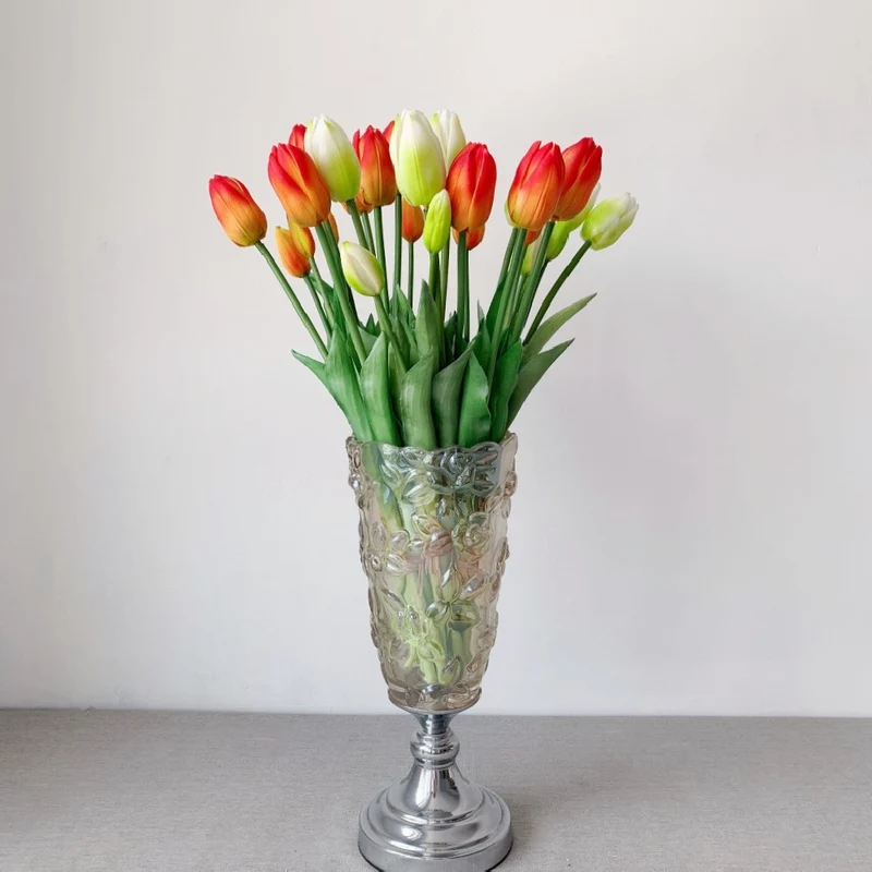 Lebensechte Tulpenblumenarrangement