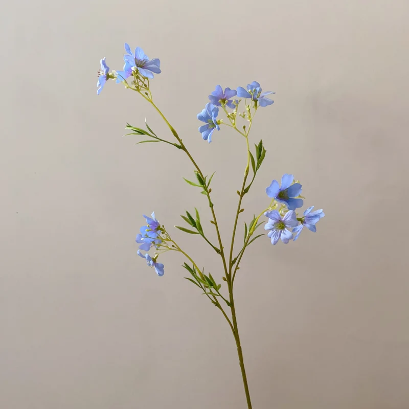 Lebensnahe tropische Blumenstängel