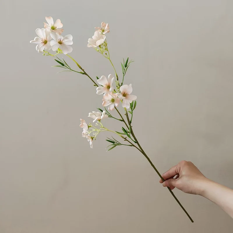 Lebensnahe tropische Blumenstängel