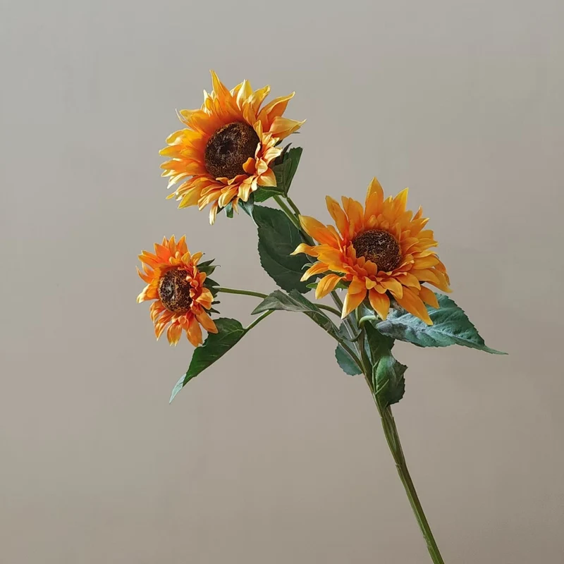 Lebensechte Sonnenblumenstängelarrangements