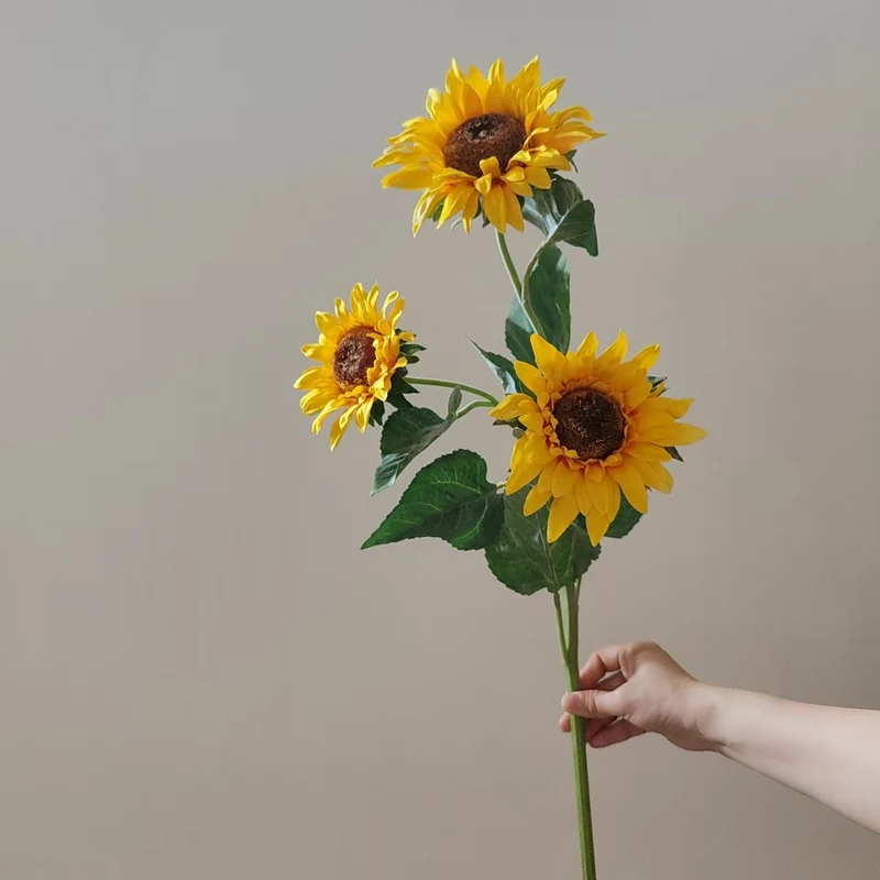 Lebensechte Sonnenblumenstängelarrangements