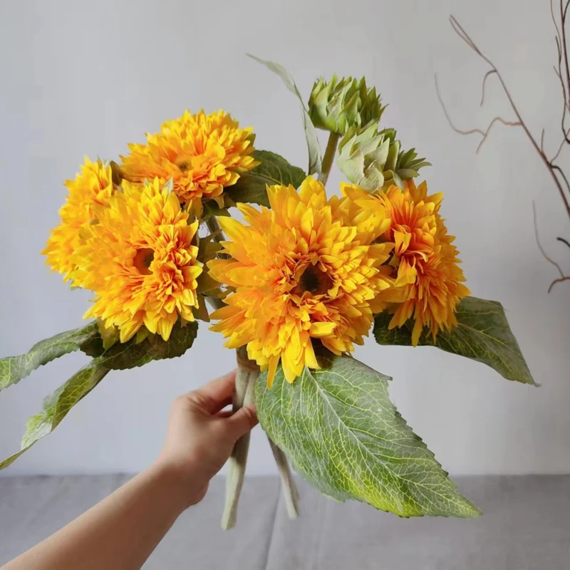 Lebensechter Sonnenblumenstrauß