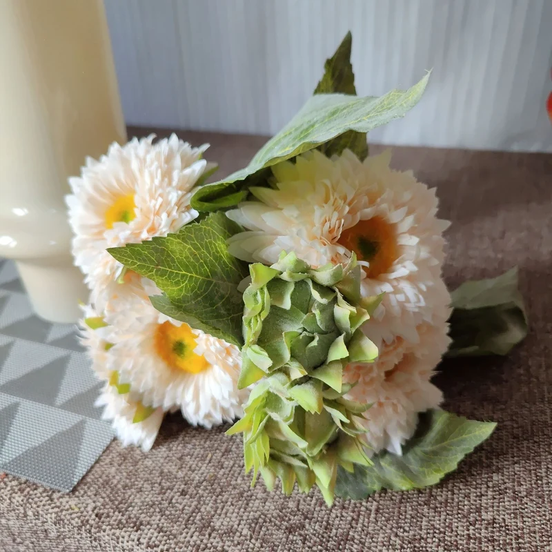 Lebensechter Sonnenblumenstrauß