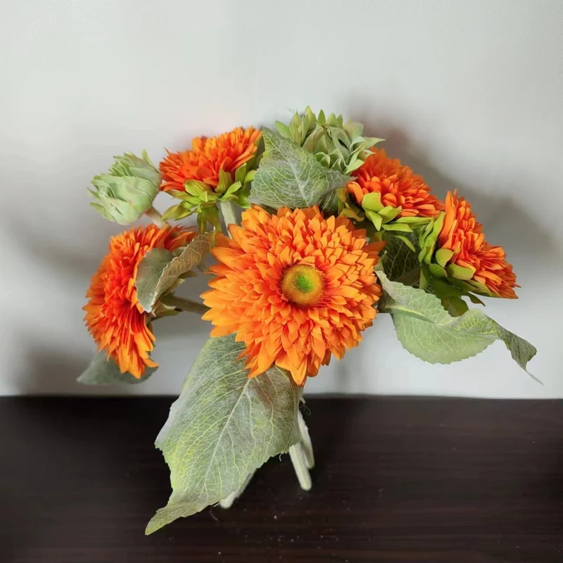 Lebensechter Sonnenblumenstrauß