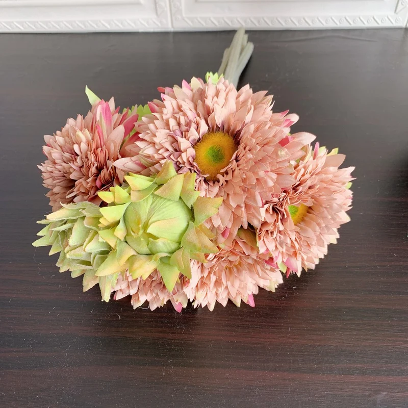 Lebensechter Sonnenblumenstrauß