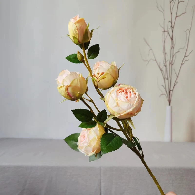 Lebensechte Rosenblütenzweig