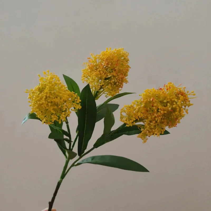Lebensechte Blumenstängelarrangement