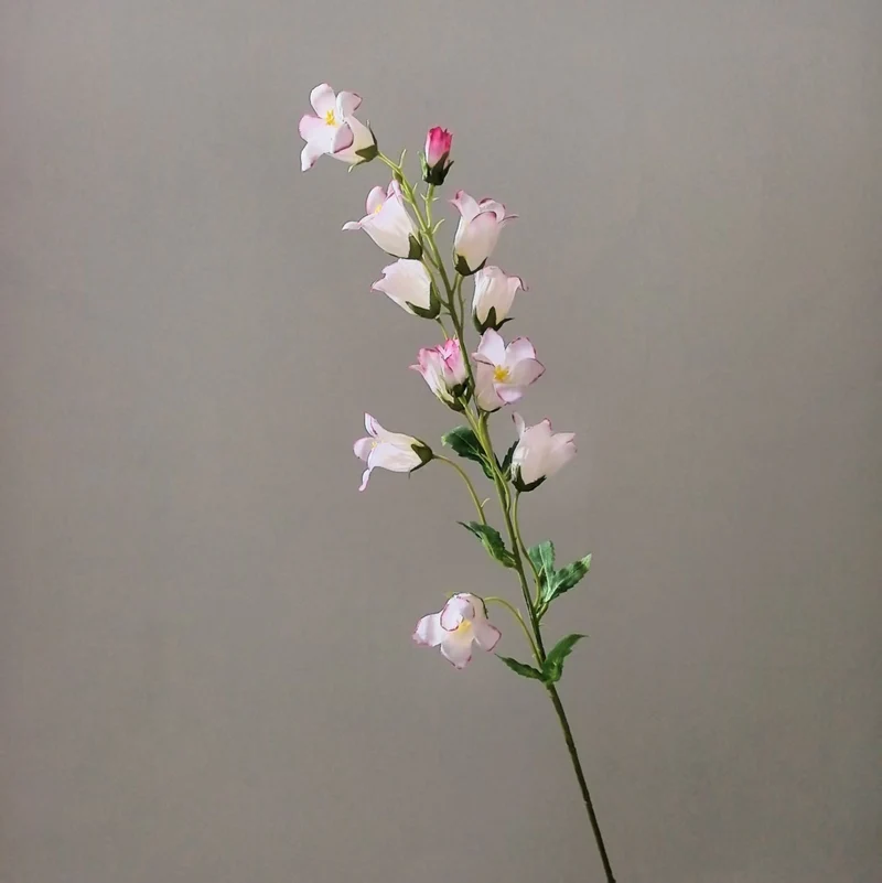Lebensechter floraler Orchideenstamm