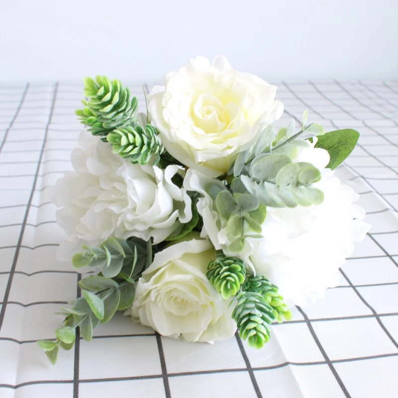 Lebensechter floral handgefertigter Blumenstrauß