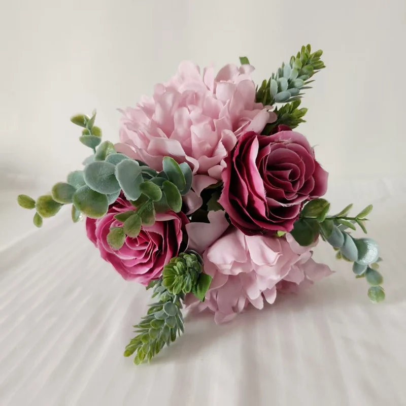Lebensechter floral handgefertigter Blumenstrauß