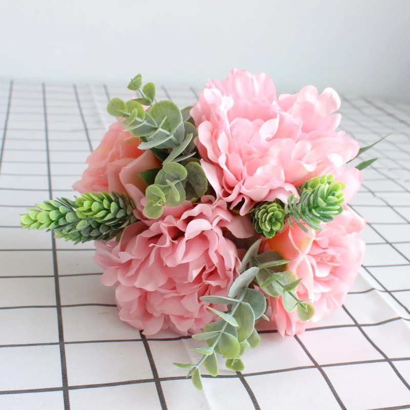 Lebensechter floral handgefertigter Blumenstrauß
