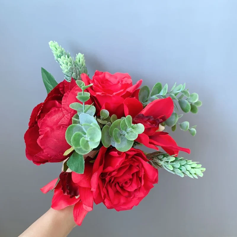 Lebensechter floral handgefertigter Blumenstrauß