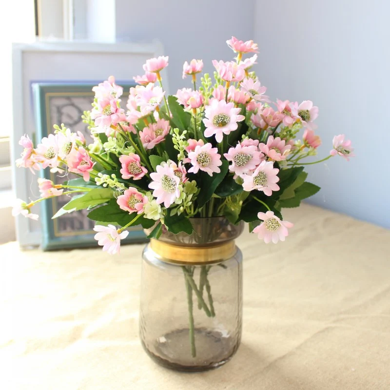 Lebensechter floraler Gänseblümchenstrauß
