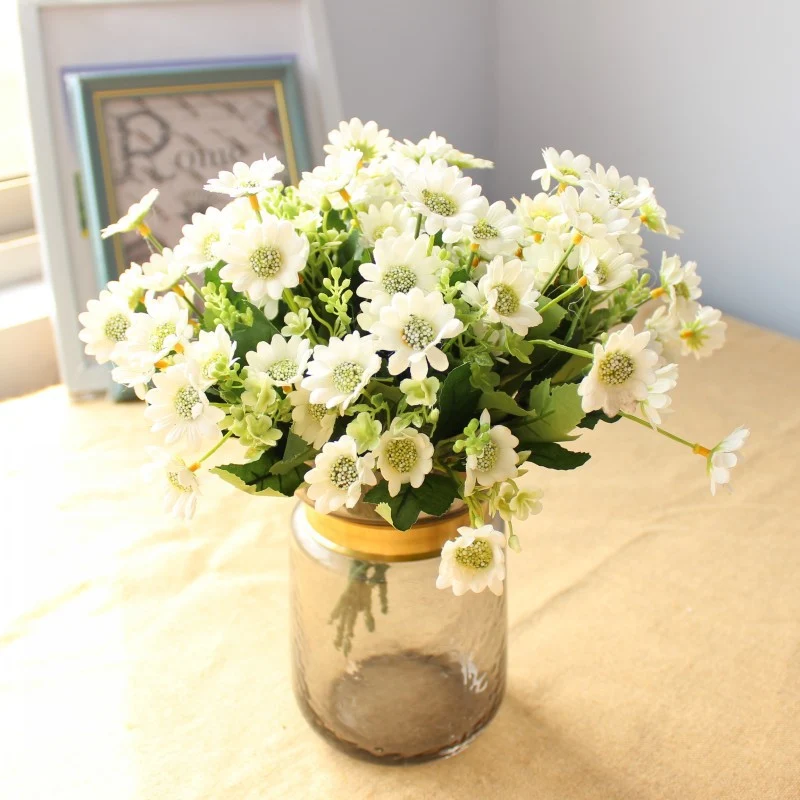 Lebensechter floraler Gänseblümchenstrauß